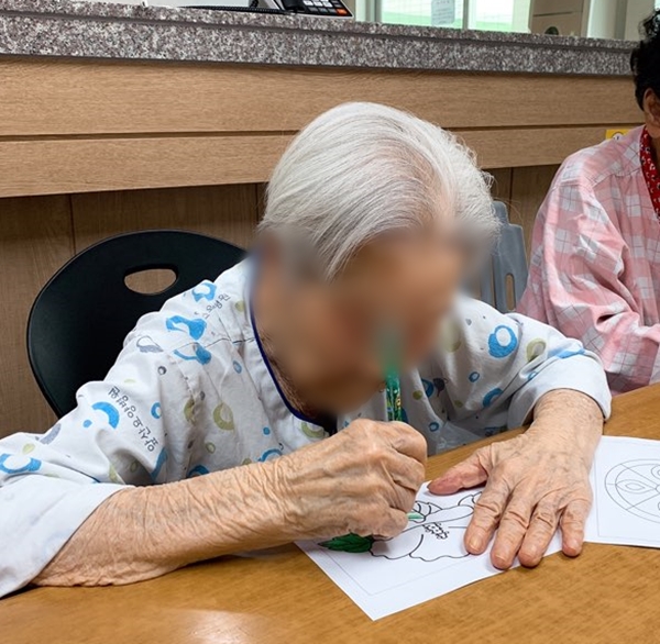 2019년06월14일 만다린 책칠 하기 (7).jpg